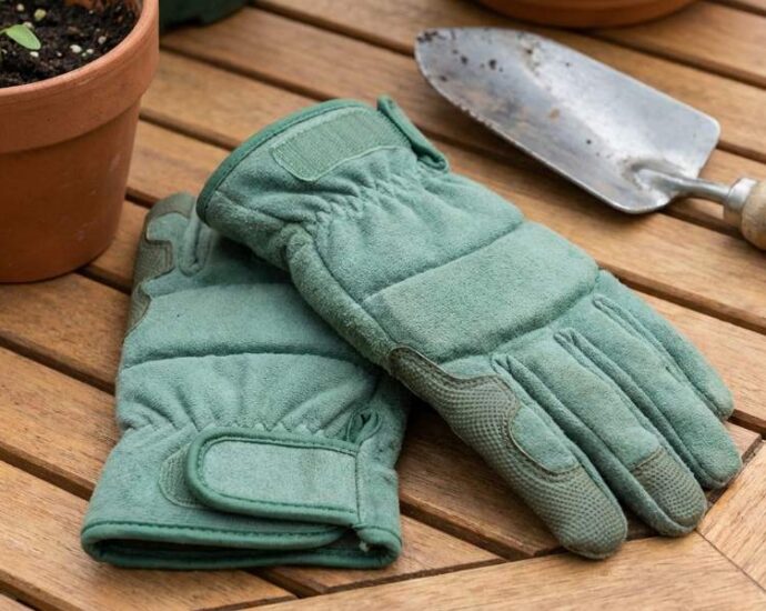 Padded palm gardening glove reducing joint pressure