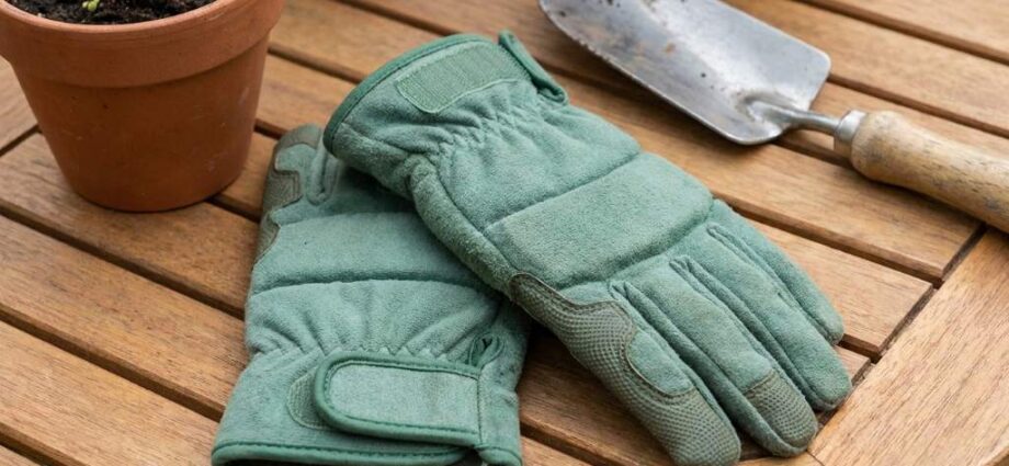 Padded palm gardening glove reducing joint pressure